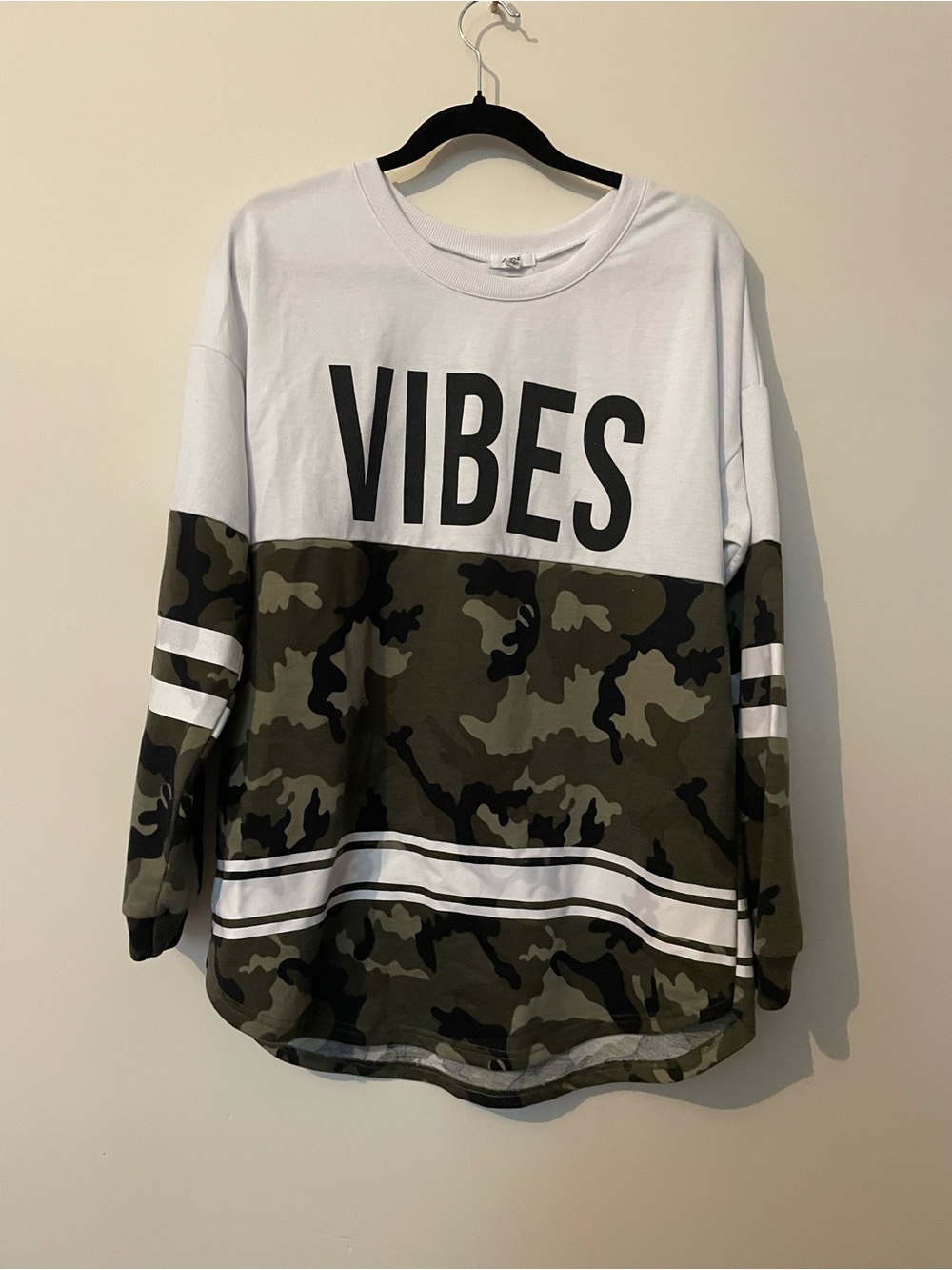 VIBES Camo Colorblock Long Sleeve Top - White & Olive